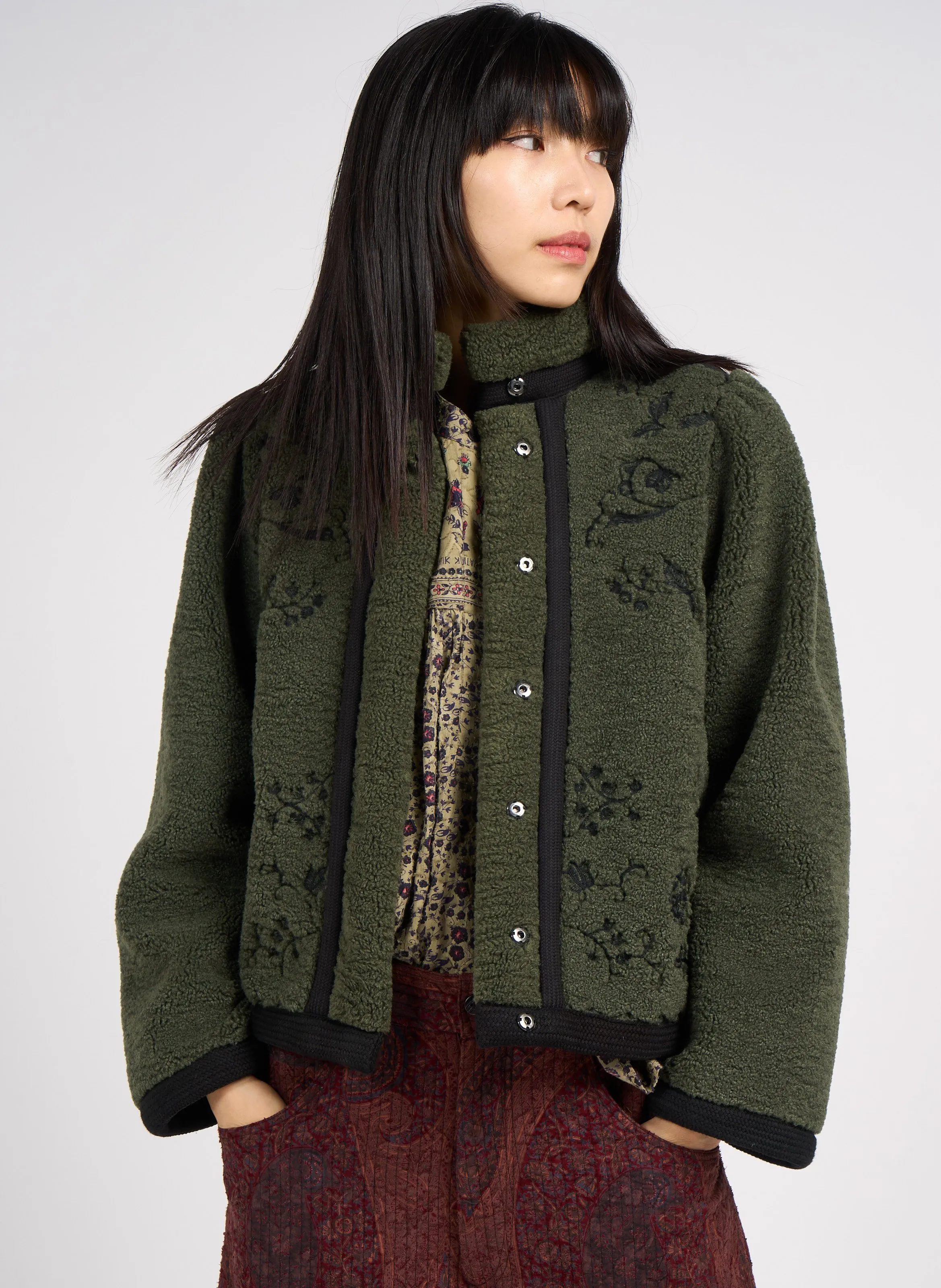 ANTIK BATIK SALIBA  CHAQUETA CON CUELLO ALTO BORDADO SHERPA EN VERDE
