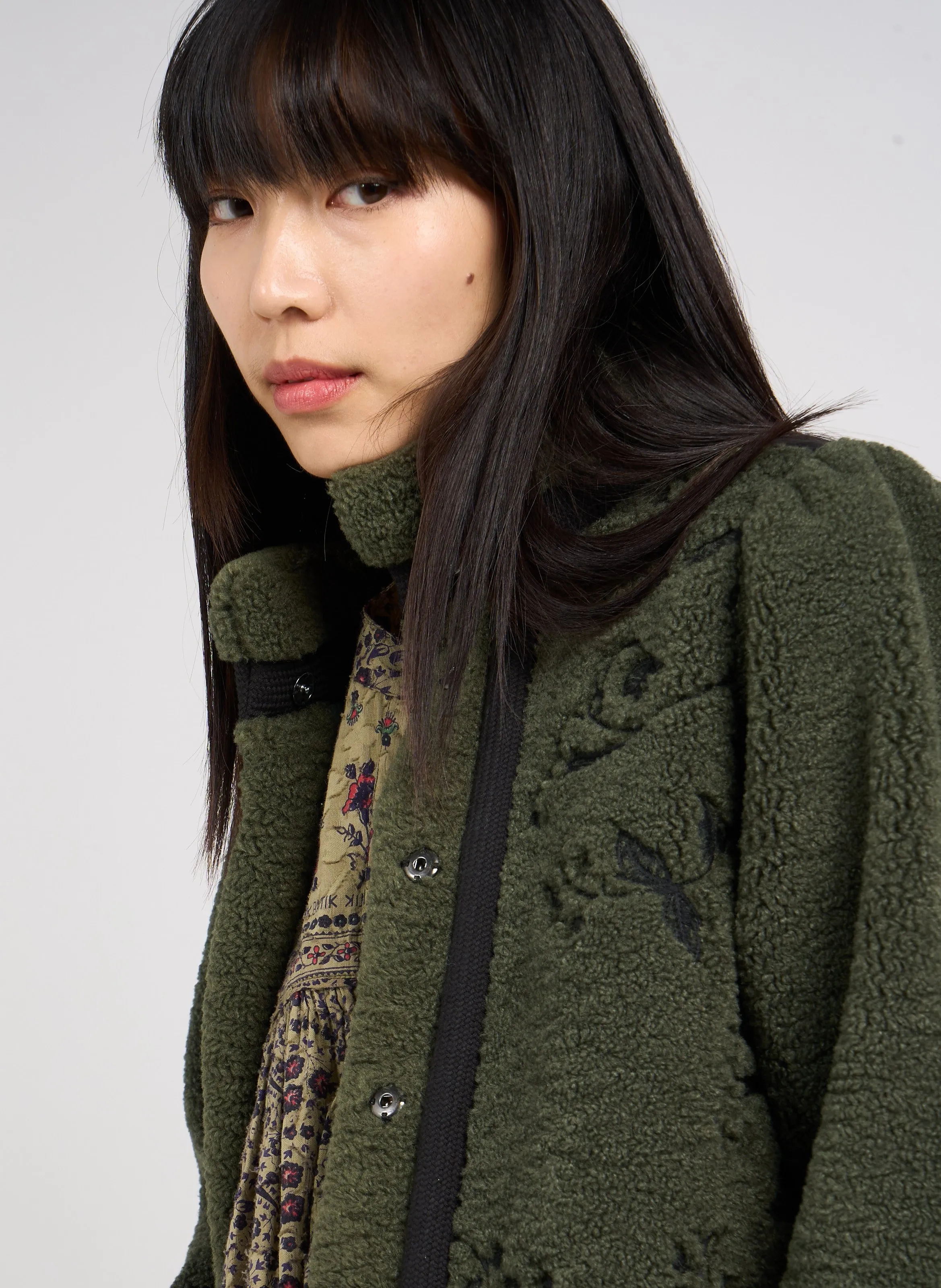 ANTIK BATIK SALIBA  CHAQUETA CON CUELLO ALTO BORDADO SHERPA EN VERDE