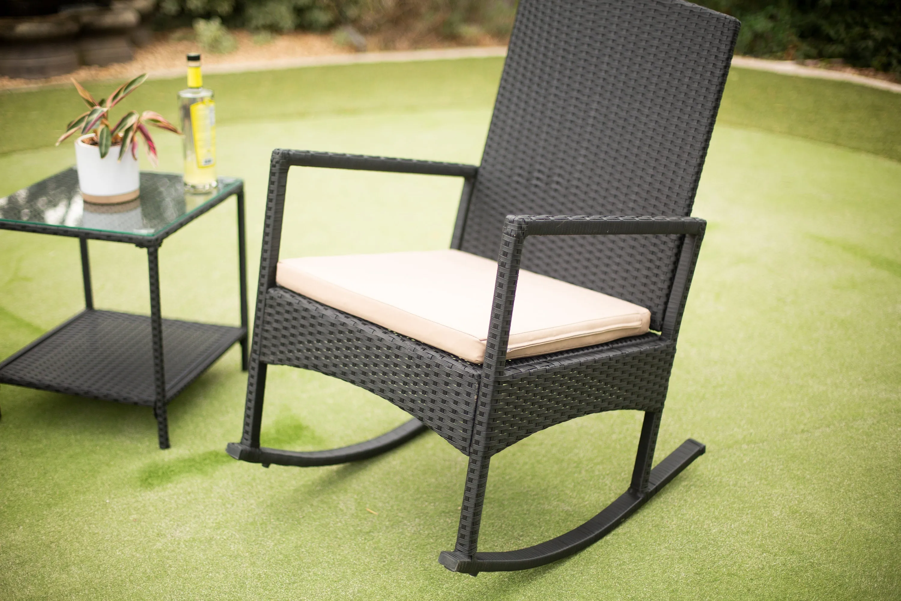 BARTON  JUEGO DE BALANCINES CON RESPALDO ALTO PARA PATIO AL AIRE LIBRE, 3 PIEZAS, SILLA ACOLCHADA DE RATáN