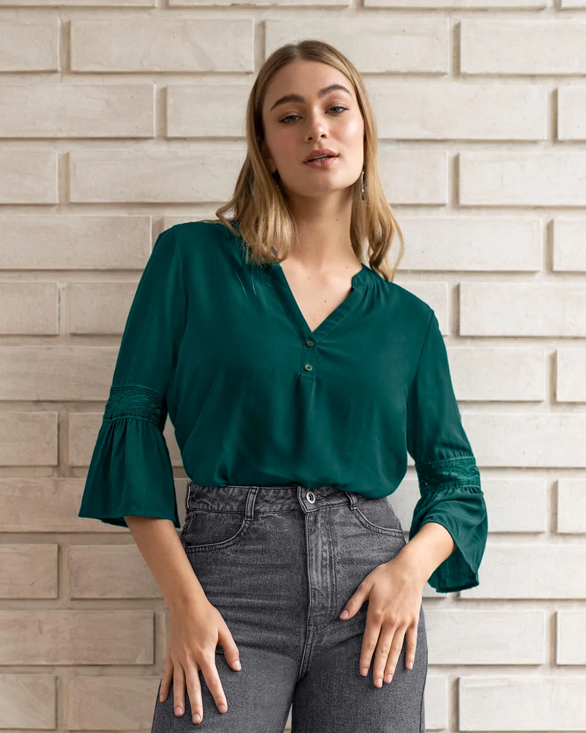 Blusa con volumen en mangas
