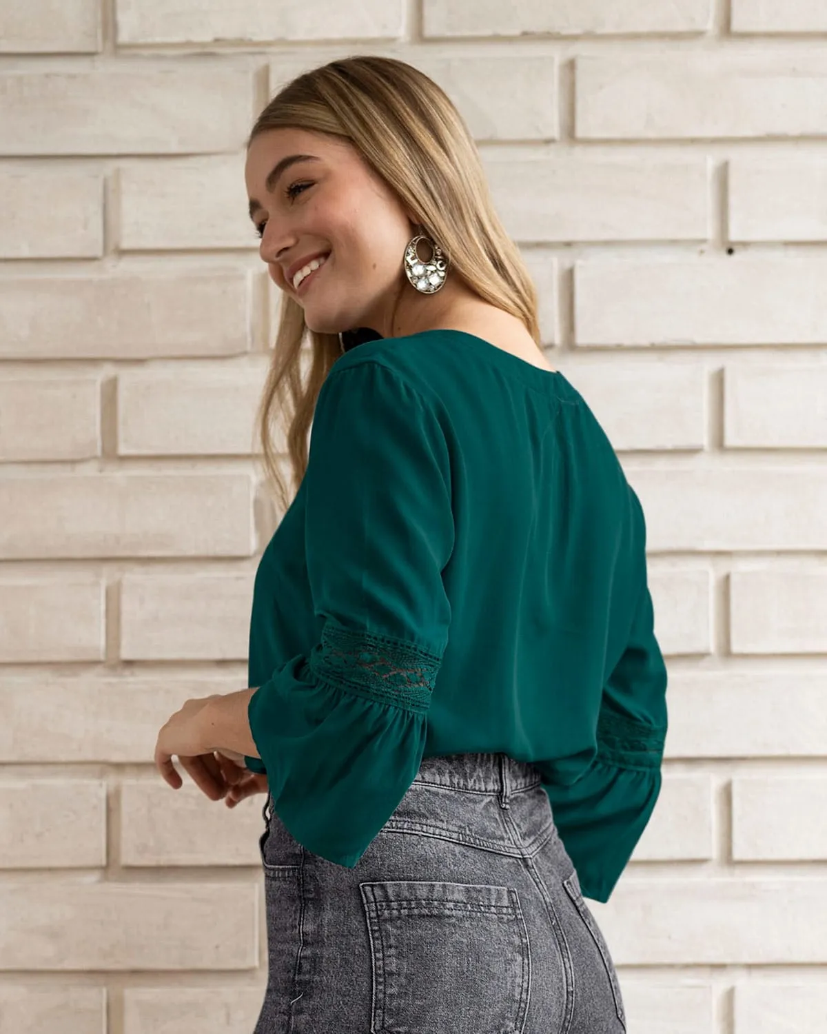 Blusa con volumen en mangas