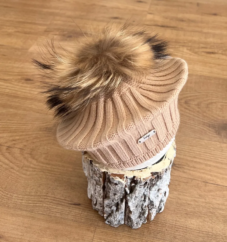 Boina en punto de canalé con pompon de pelo. varias tallas y colores