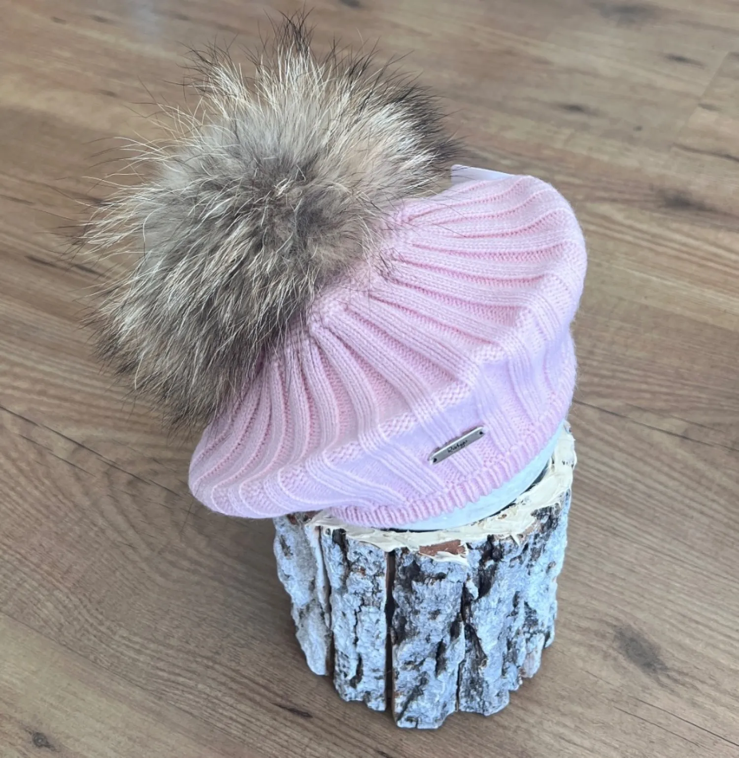 Boina en punto de canalé con pompon de pelo. varias tallas y colores