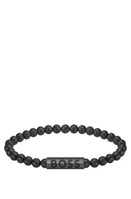 Brazalete de cuentas negras con logo en el cierre