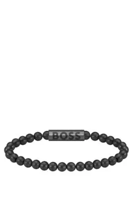 Brazalete de cuentas negras con logo en el cierre