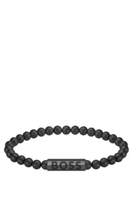 Brazalete de cuentas negras con logo en el cierre