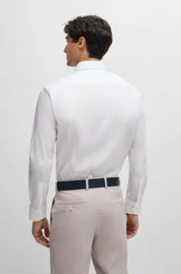 Camisa slim fit en popelín de algodón elástico de planchado fácil