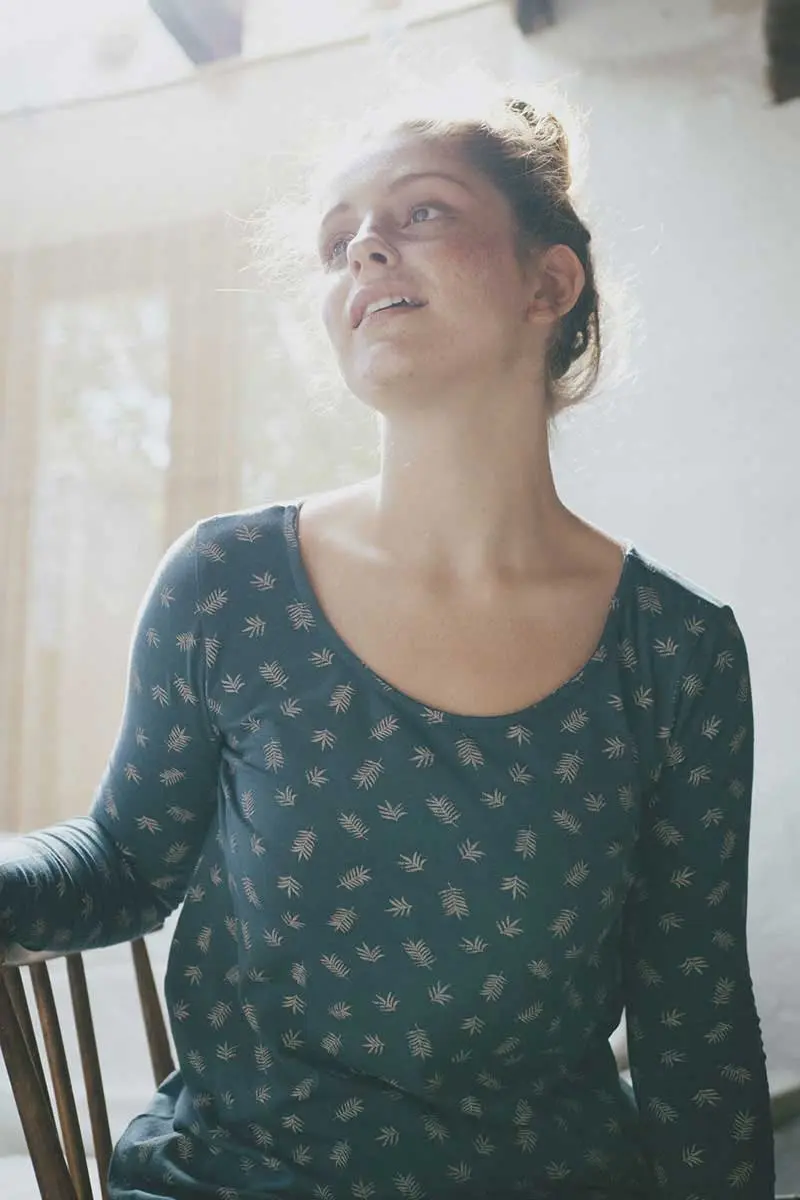 Camiseta azul con helechos de algodón orgánico