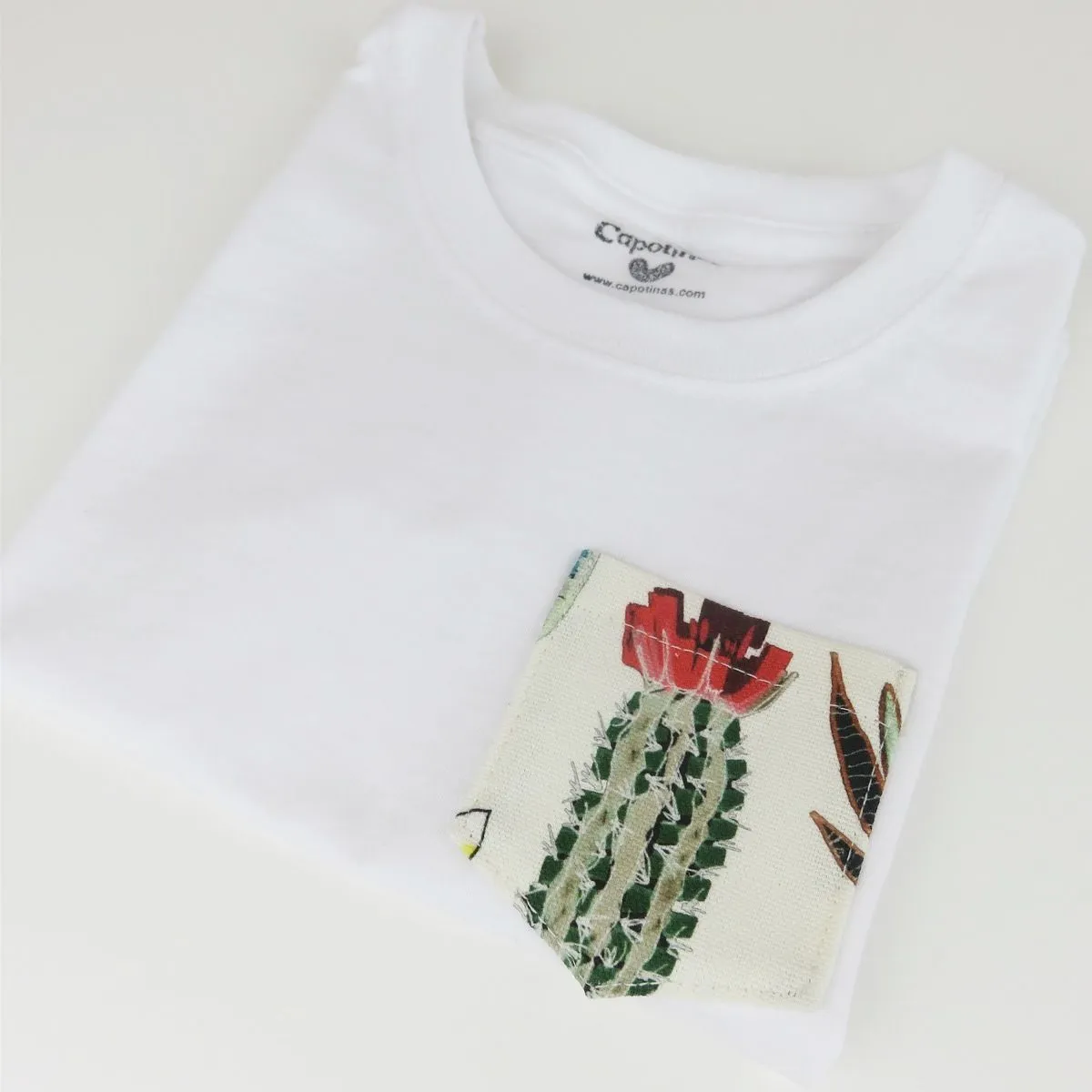 Camiseta con bolsillo estampado cactus amazonas