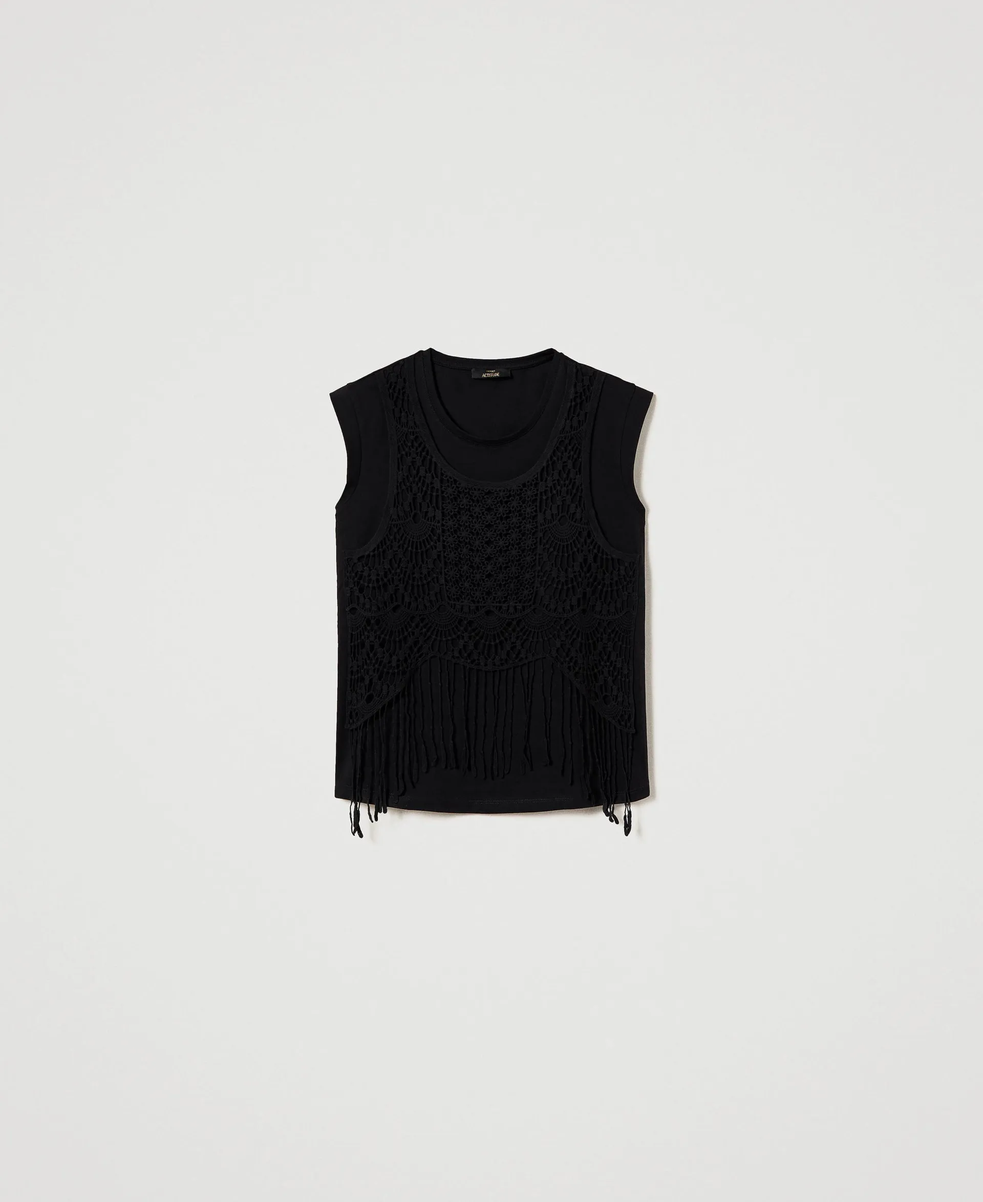 Camiseta con macramé y flecos