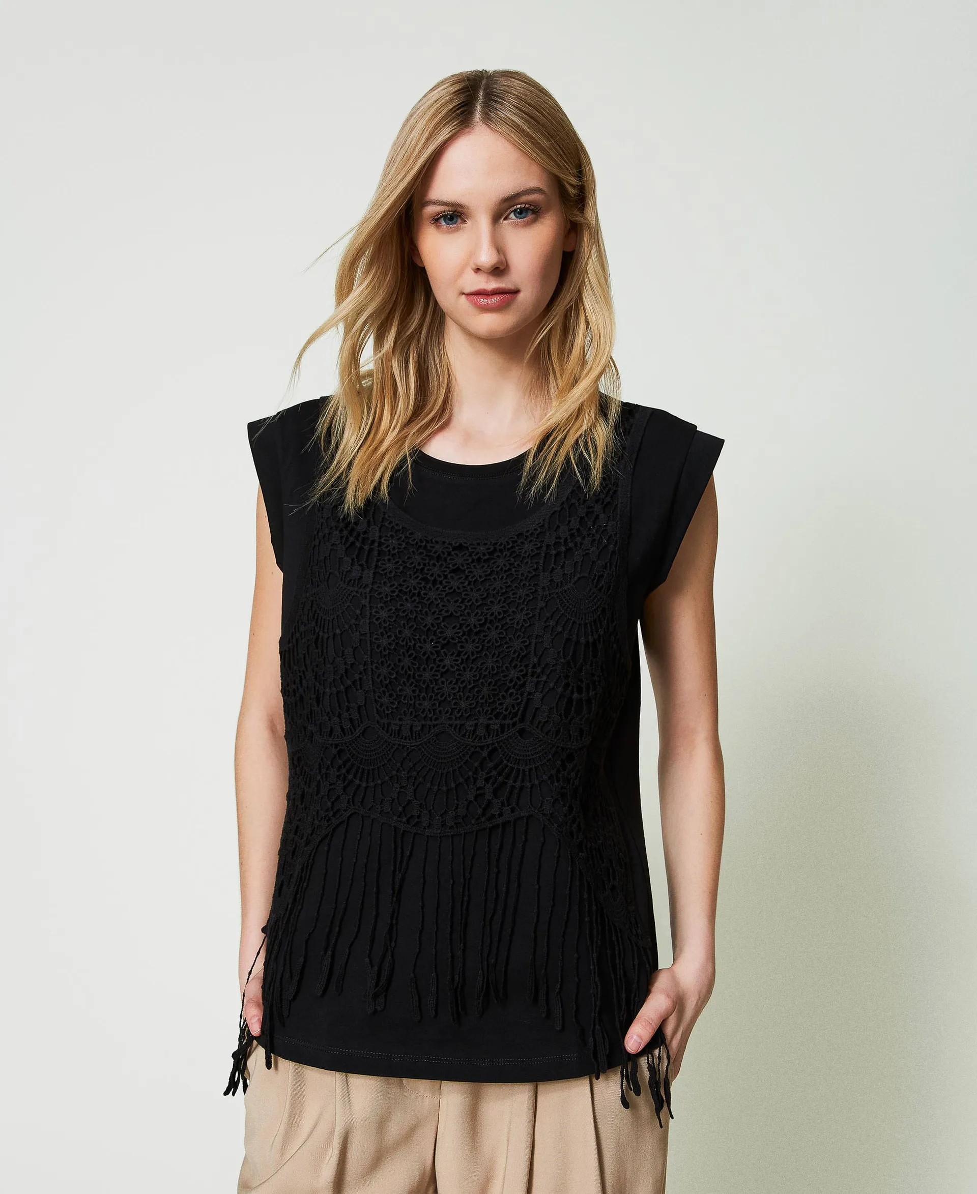 Camiseta con macramé y flecos