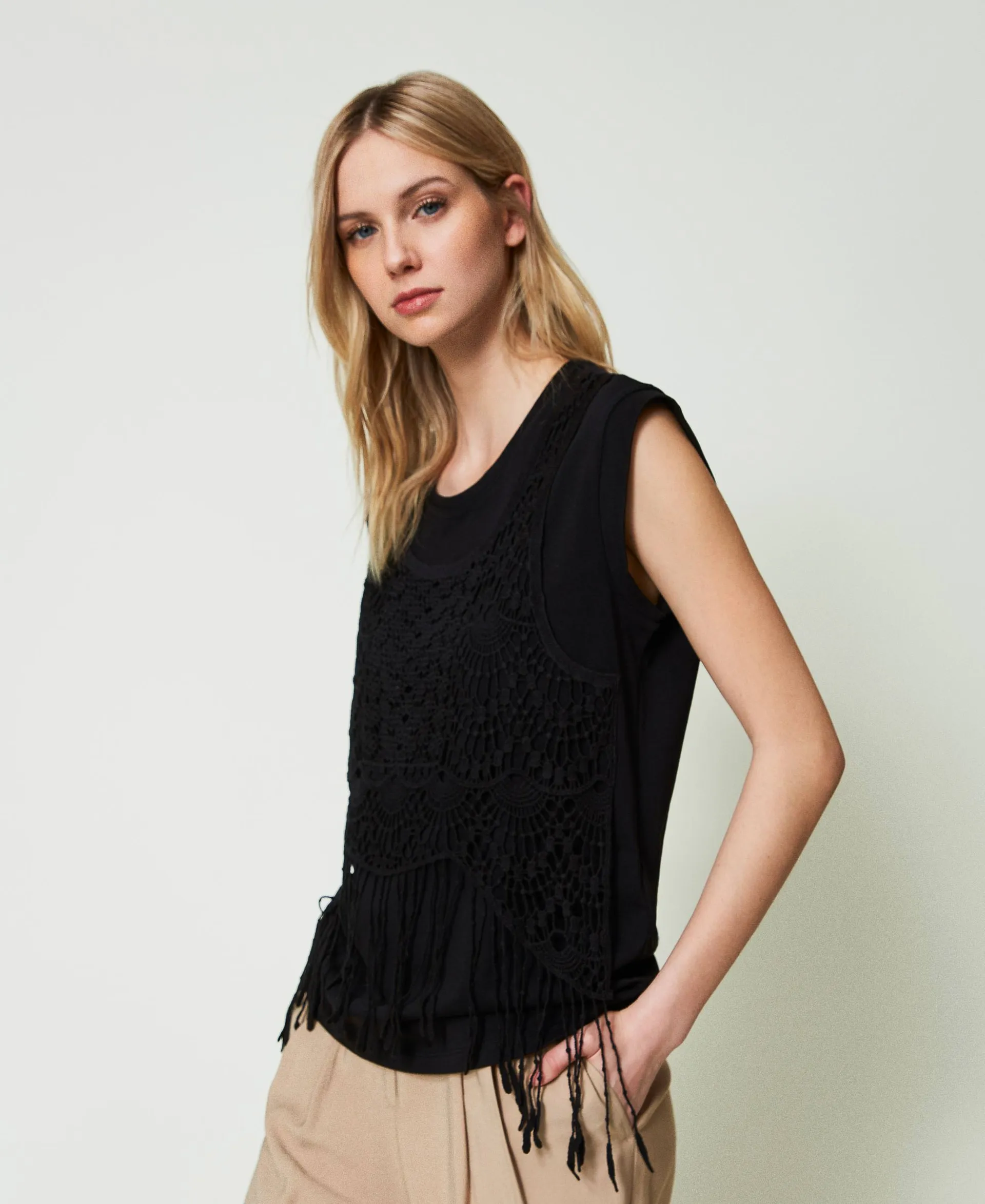Camiseta con macramé y flecos