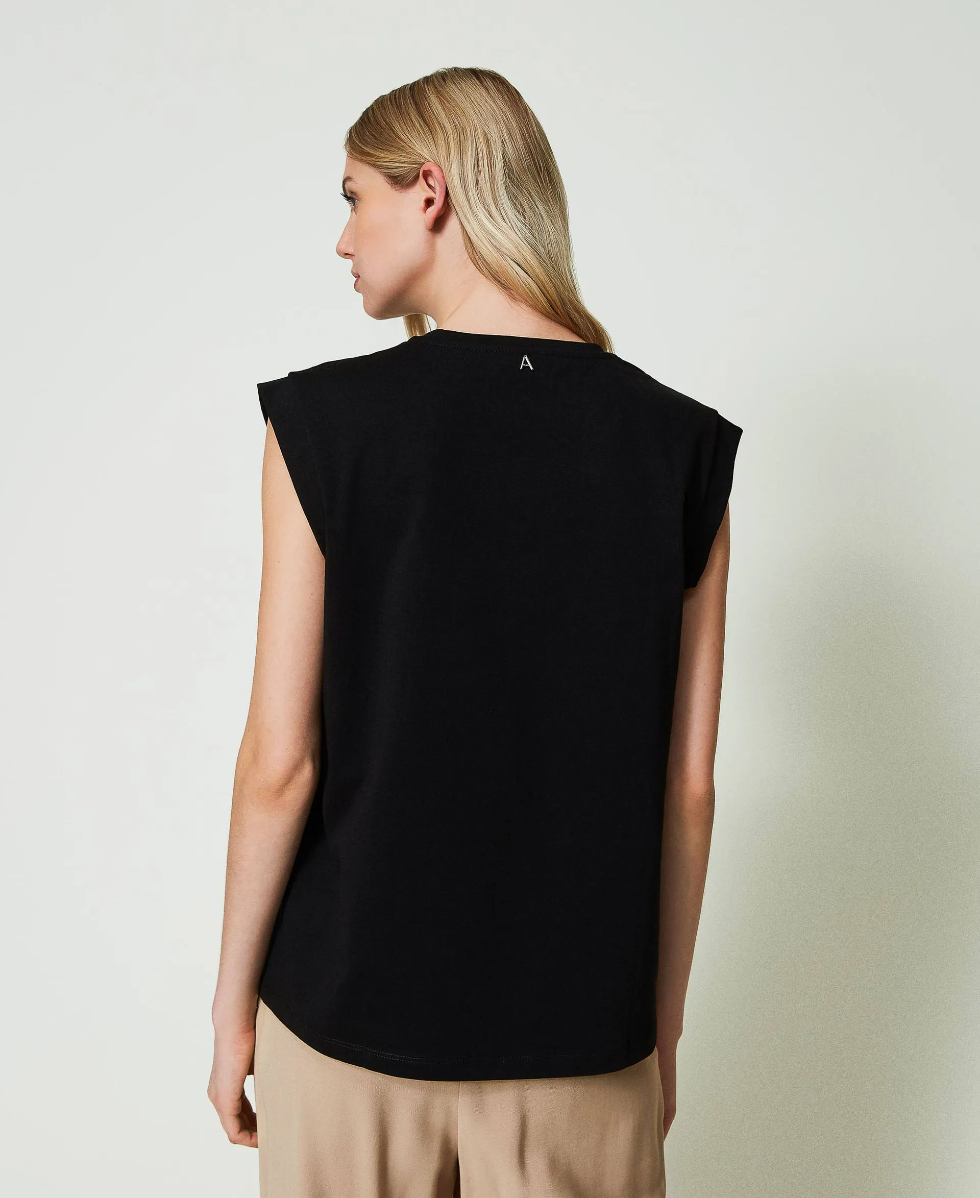 Camiseta con macramé y flecos