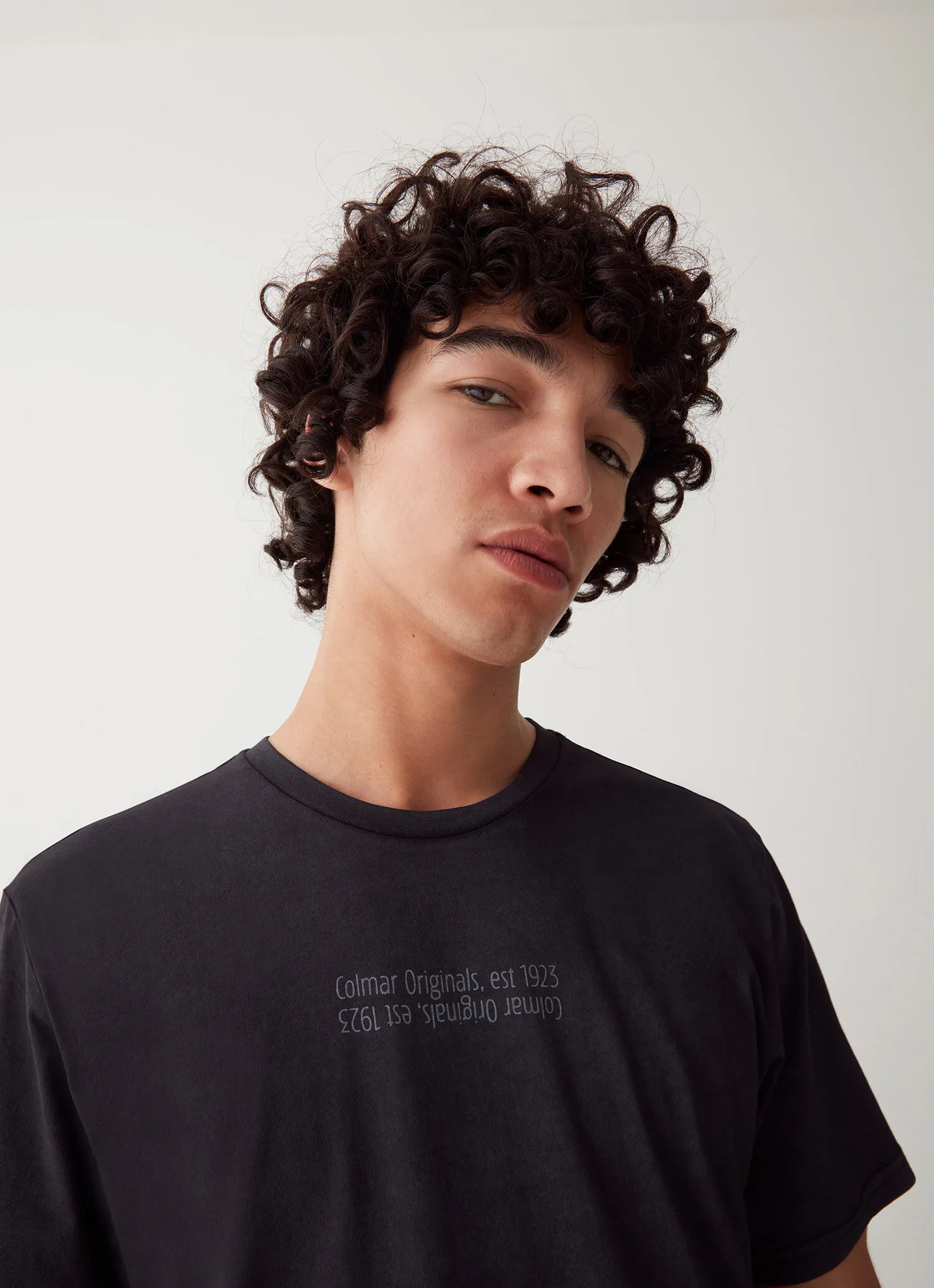 Camiseta de algodón con estampado sobreteñido