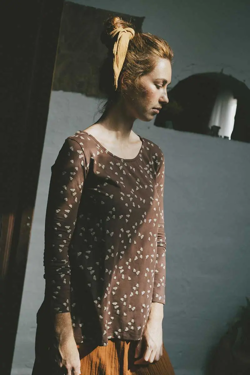 Camiseta marrón con bellotas de algodón orgánico