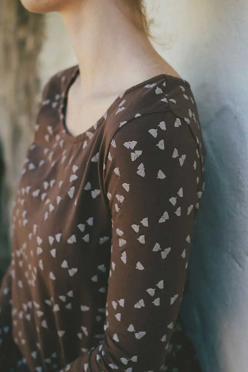 Camiseta marrón con bellotas de algodón orgánico