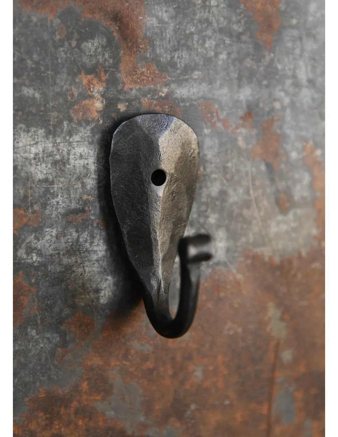 Gancho medieval de pared forjado a mano