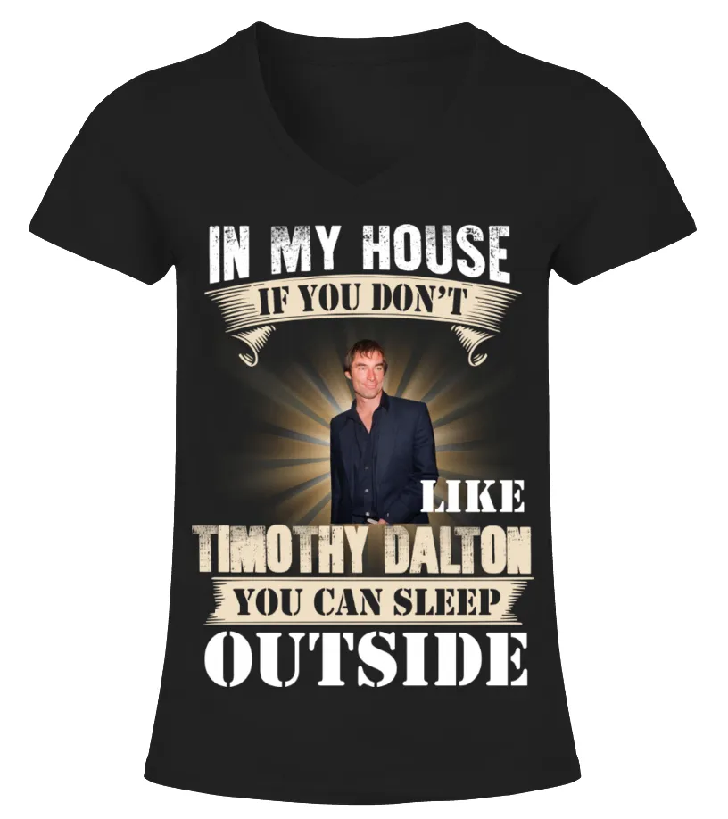 IN MY HOUSE IF YOU DON'T LIKE TIMOTHY DALTON YOU CAN SLEEP OUTSIDE Camiseta cuello pico Mujer