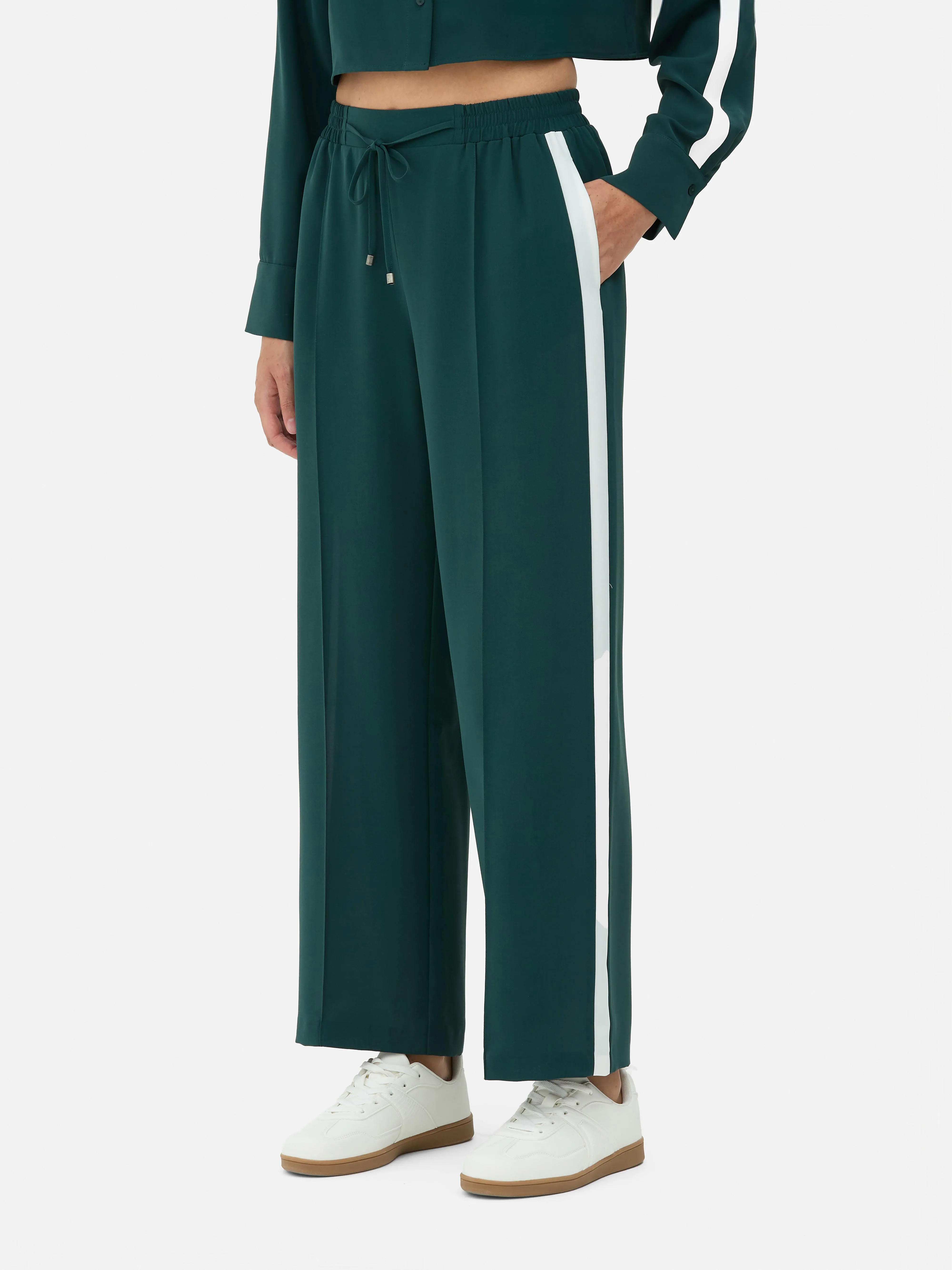 Joggers con rayas en los laterales