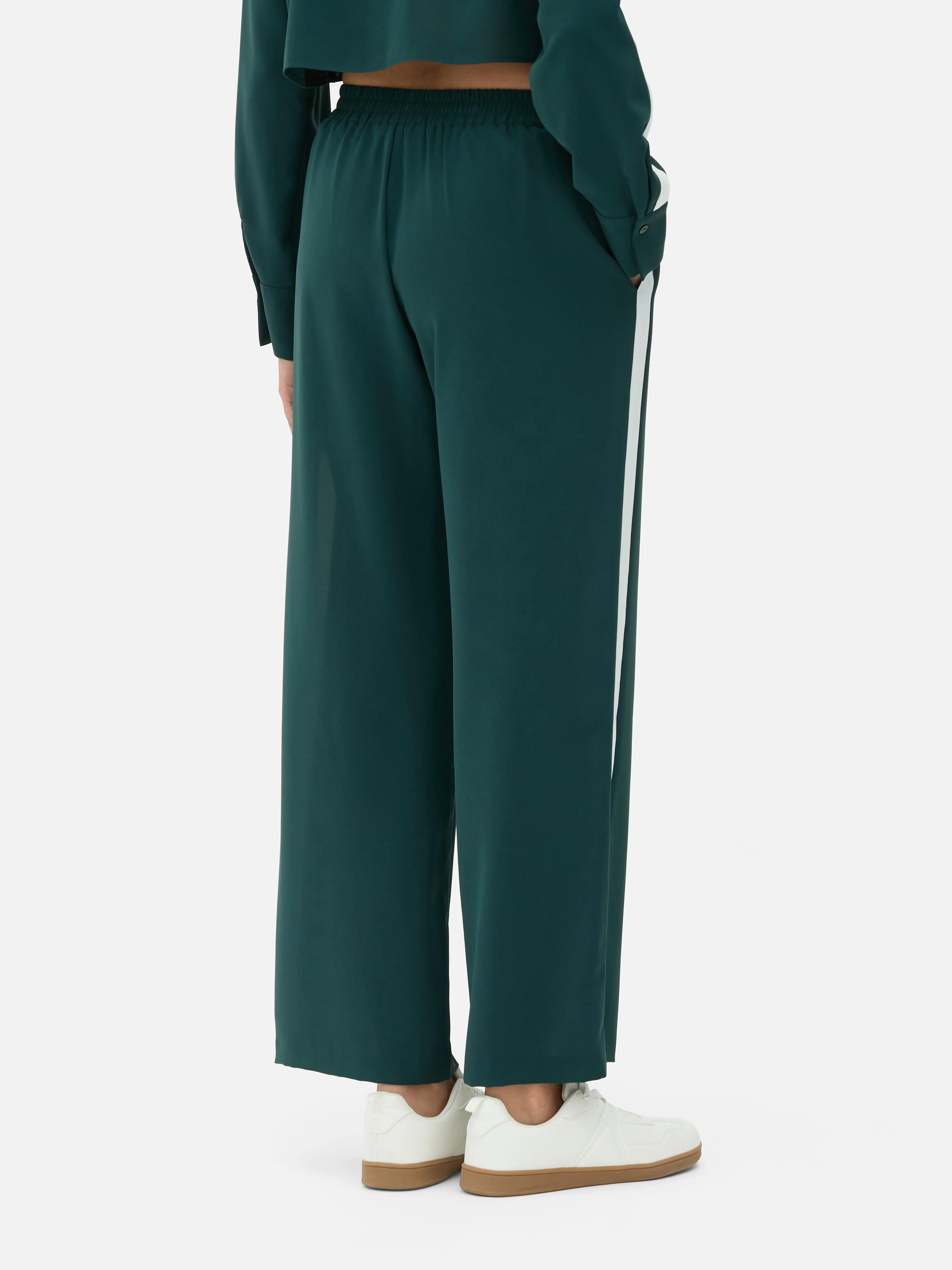 Joggers con rayas en los laterales