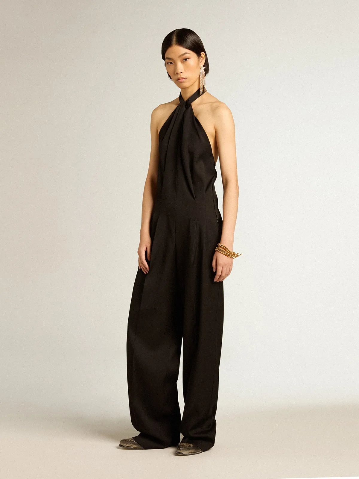 Mono de color negro en gabardina de lana