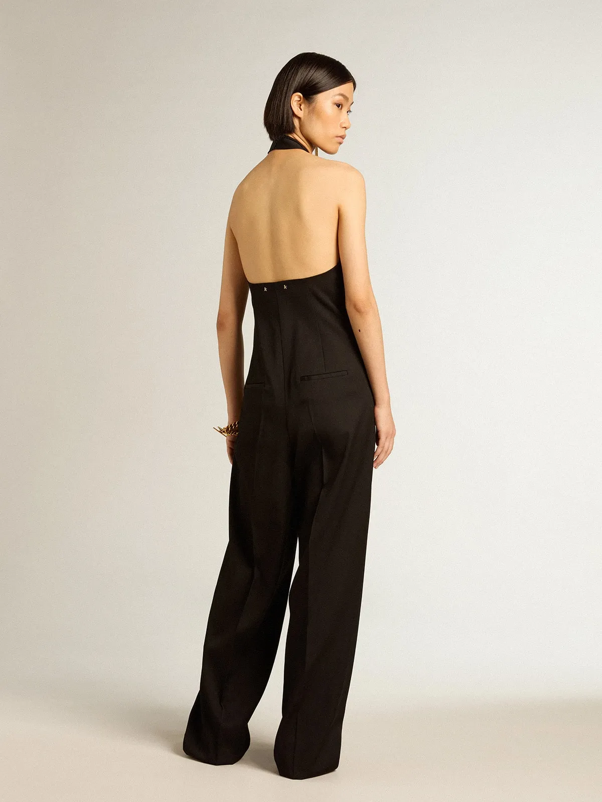 Mono de color negro en gabardina de lana