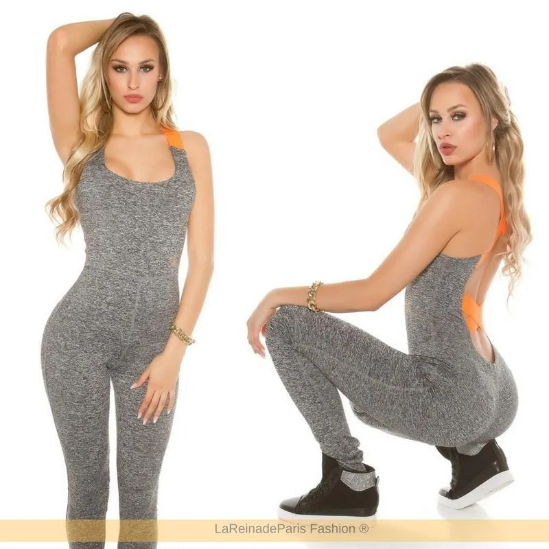 Mono fitness femenino atractivo