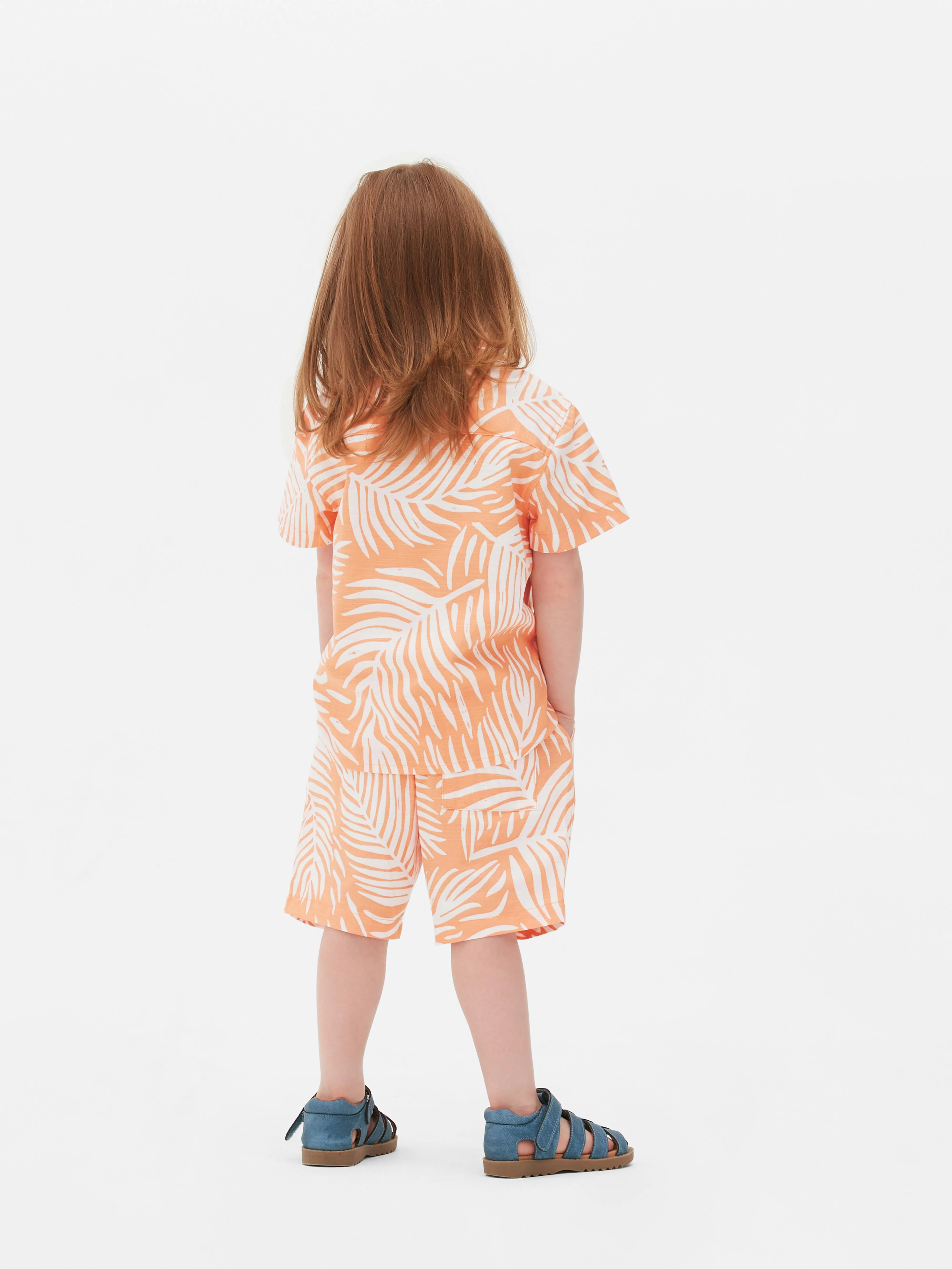 Pantalones cortos y camisa con hojas tropicales
