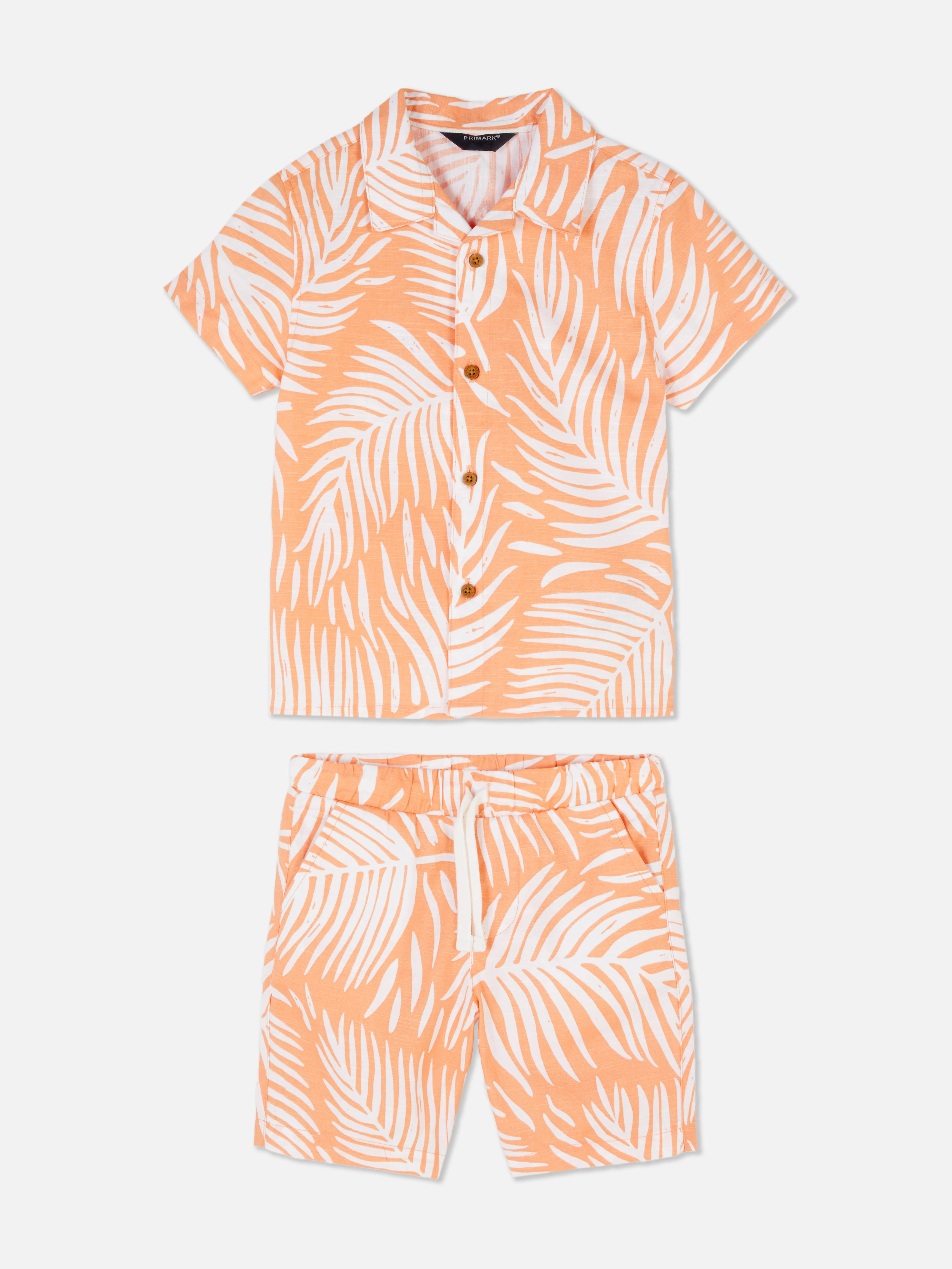 Pantalones cortos y camisa con hojas tropicales