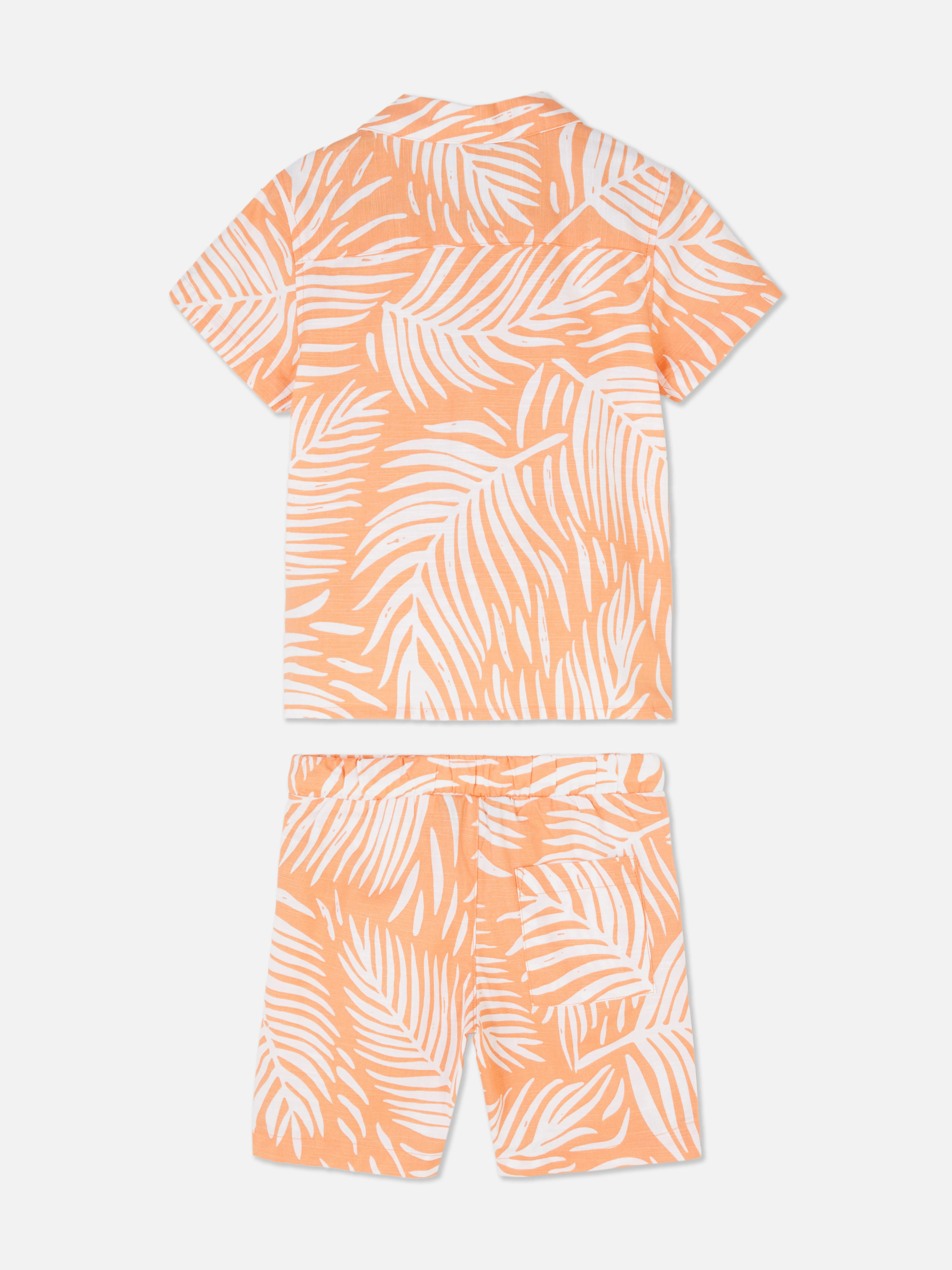 Pantalones cortos y camisa con hojas tropicales