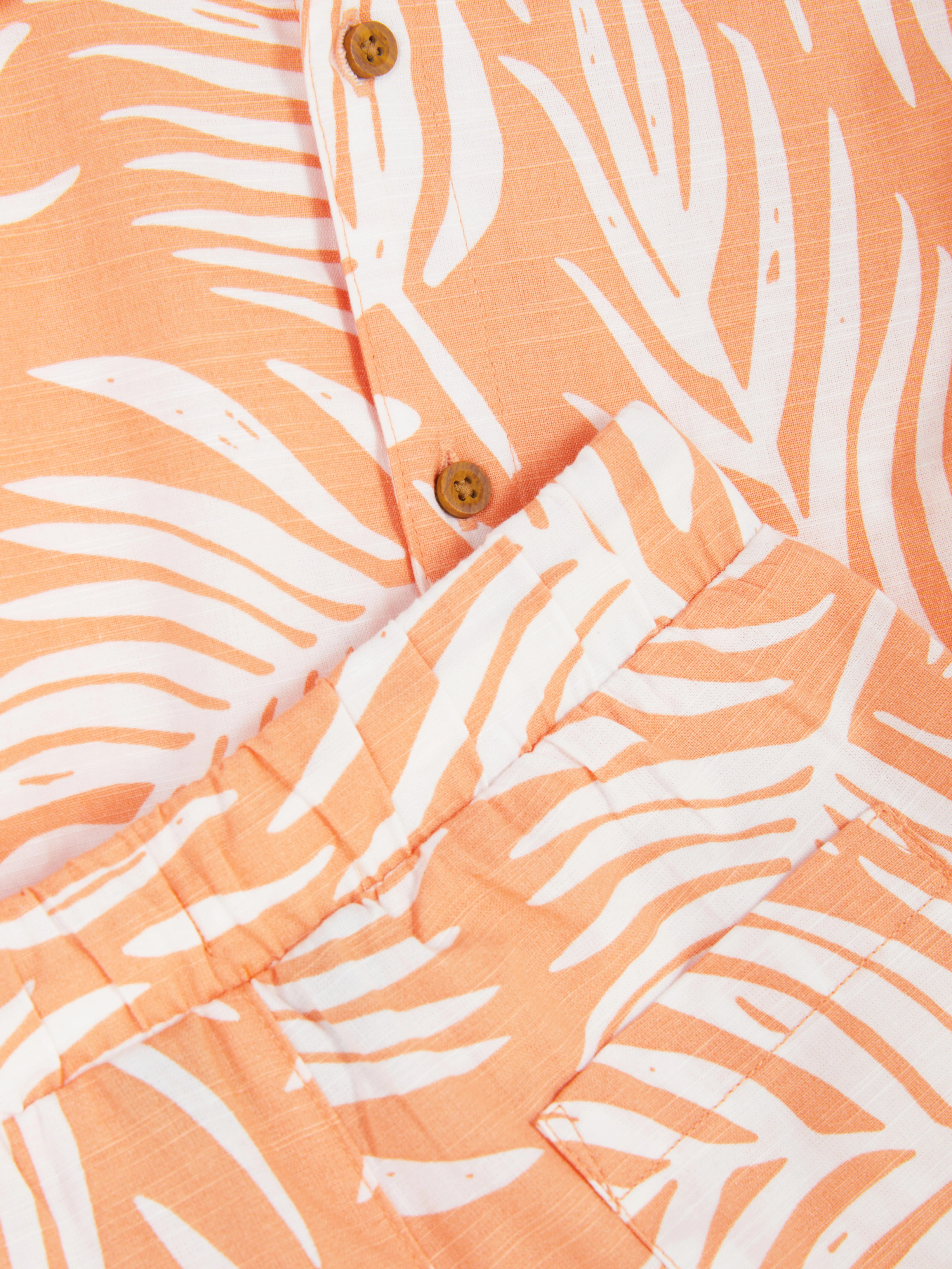 Pantalones cortos y camisa con hojas tropicales