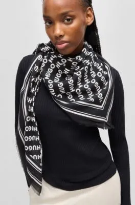 Pañuelo cuadrado con logo estampado y flecos en los bordes
