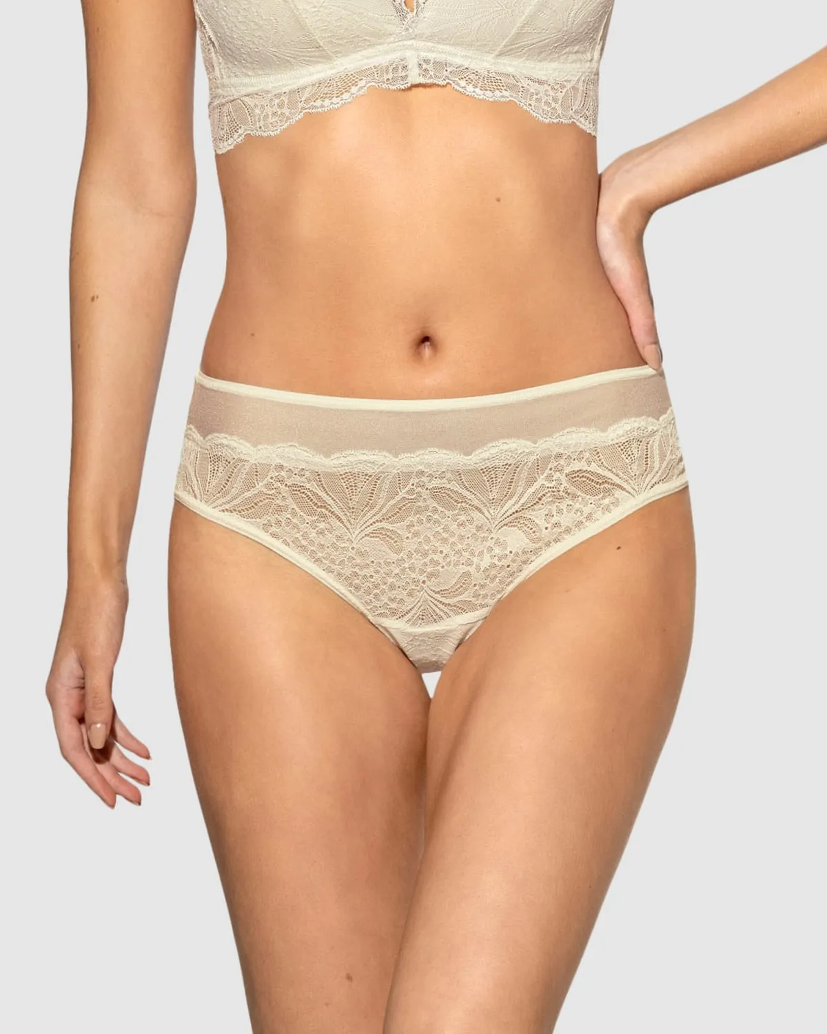 Panty cachetero semidescaderado en encaje y tul con refuerzo en algodón