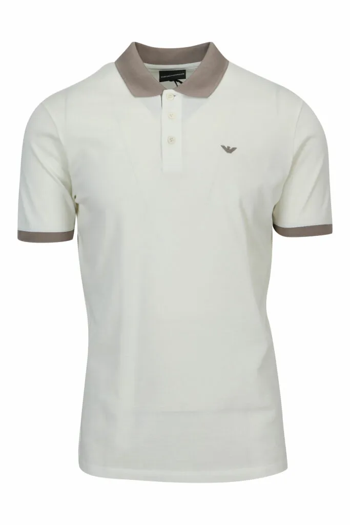 Polo blanco con cuello marrón y logo águila marrón