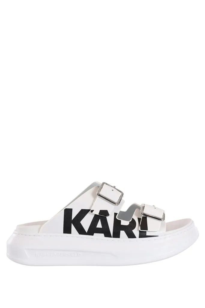 Sandalias blancas con hebillas y logo negro en el lateral