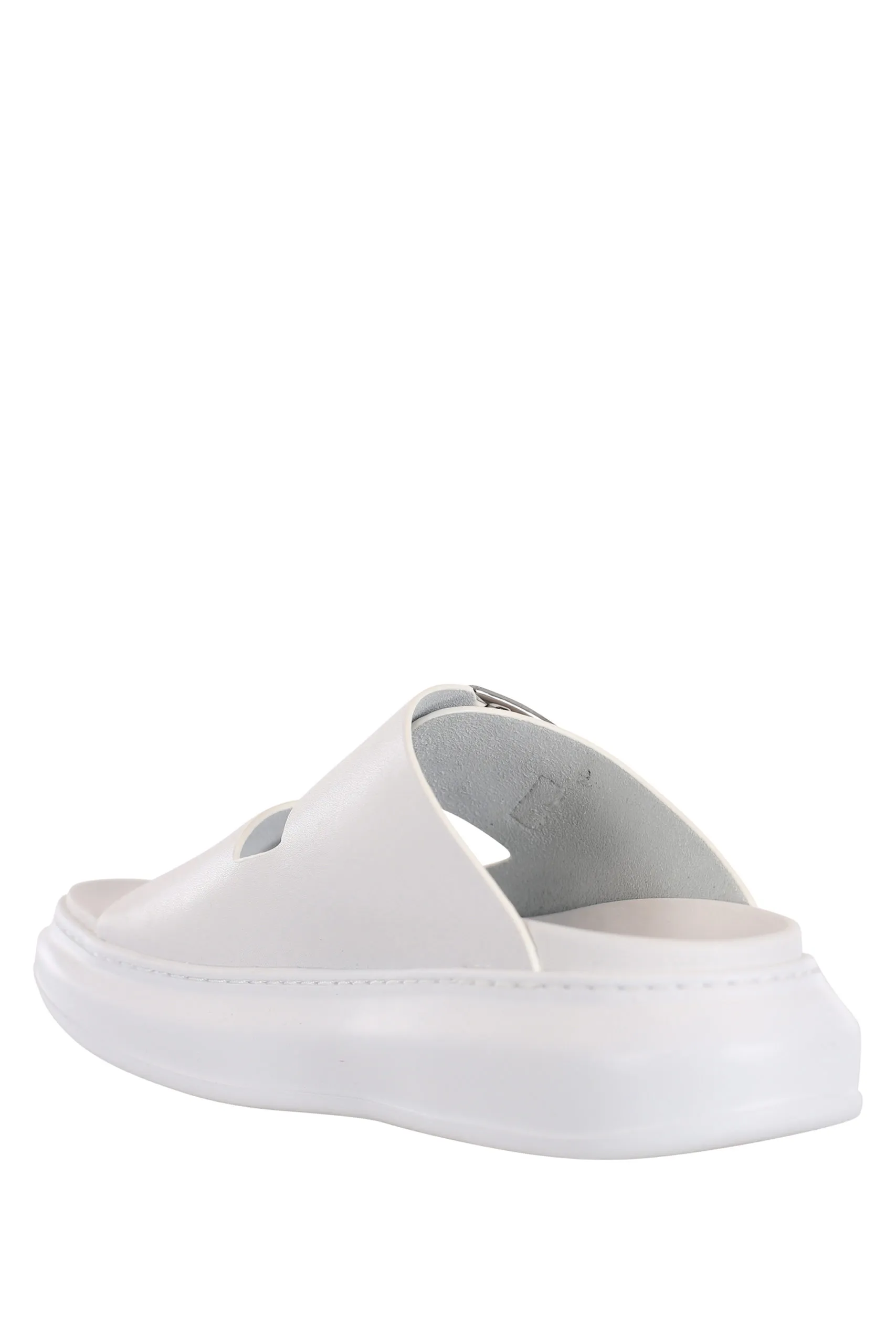 Sandalias blancas con hebillas y logo negro en el lateral