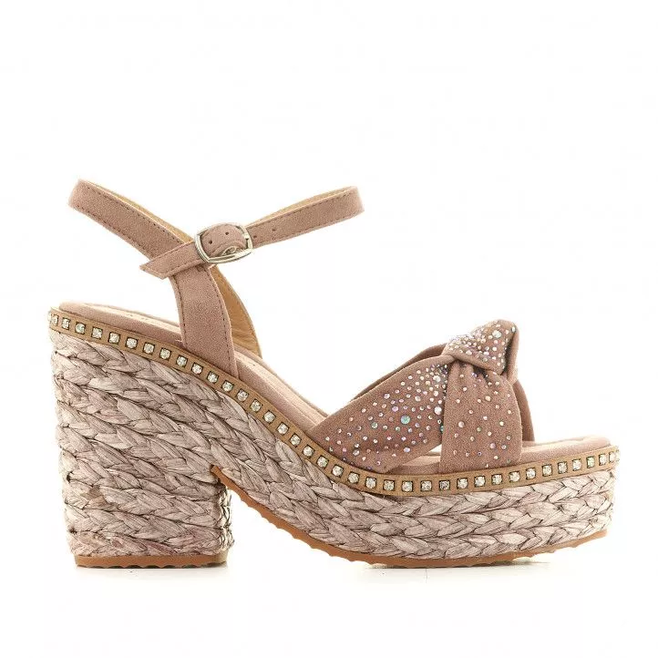 Sandalias tacón Alma en pena rosas con dos tiras cruzadas en forma de lazo y detalles brillantes