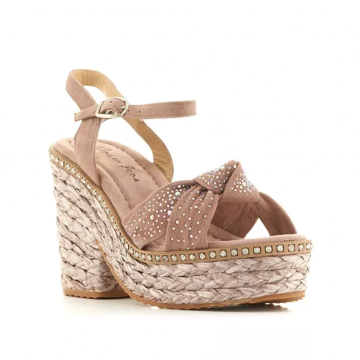 Sandalias tacón Alma en pena rosas con dos tiras cruzadas en forma de lazo y detalles brillantes
