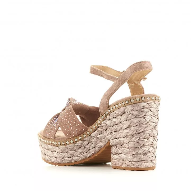 Sandalias tacón Alma en pena rosas con dos tiras cruzadas en forma de lazo y detalles brillantes