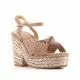 Sandalias tacón Alma en pena rosas con dos tiras cruzadas en forma de lazo y detalles brillantes