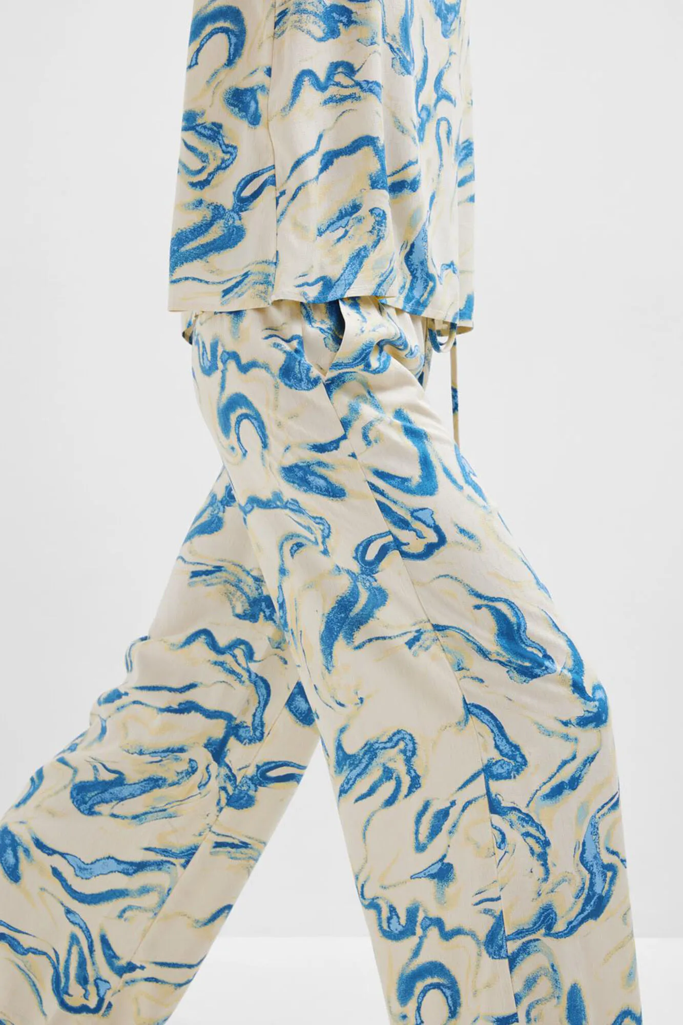 Selected Femme Pantalón ancho estampado confeccionado 100% con viscosa.