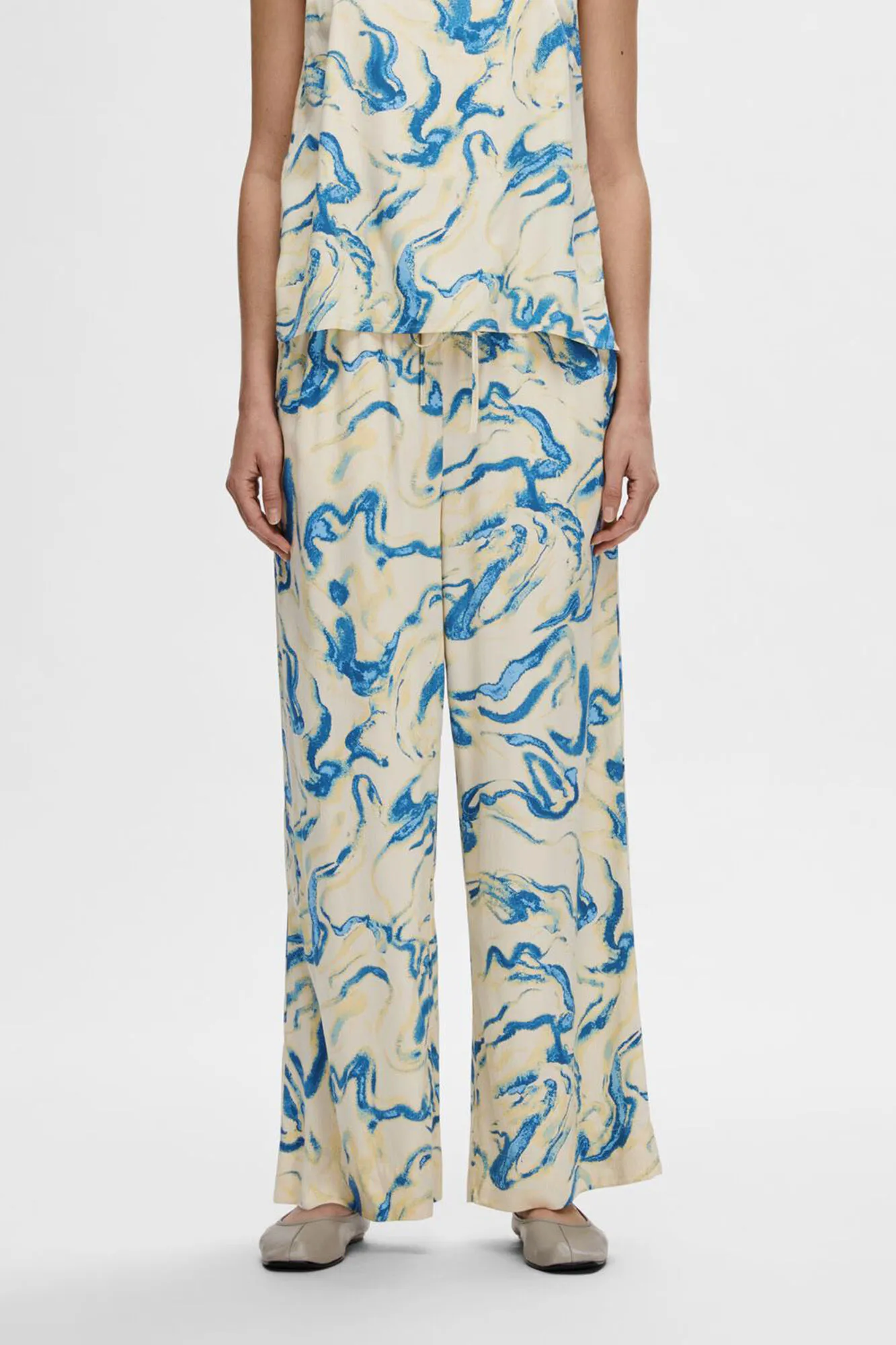 Selected Femme Pantalón ancho estampado confeccionado 100% con viscosa.