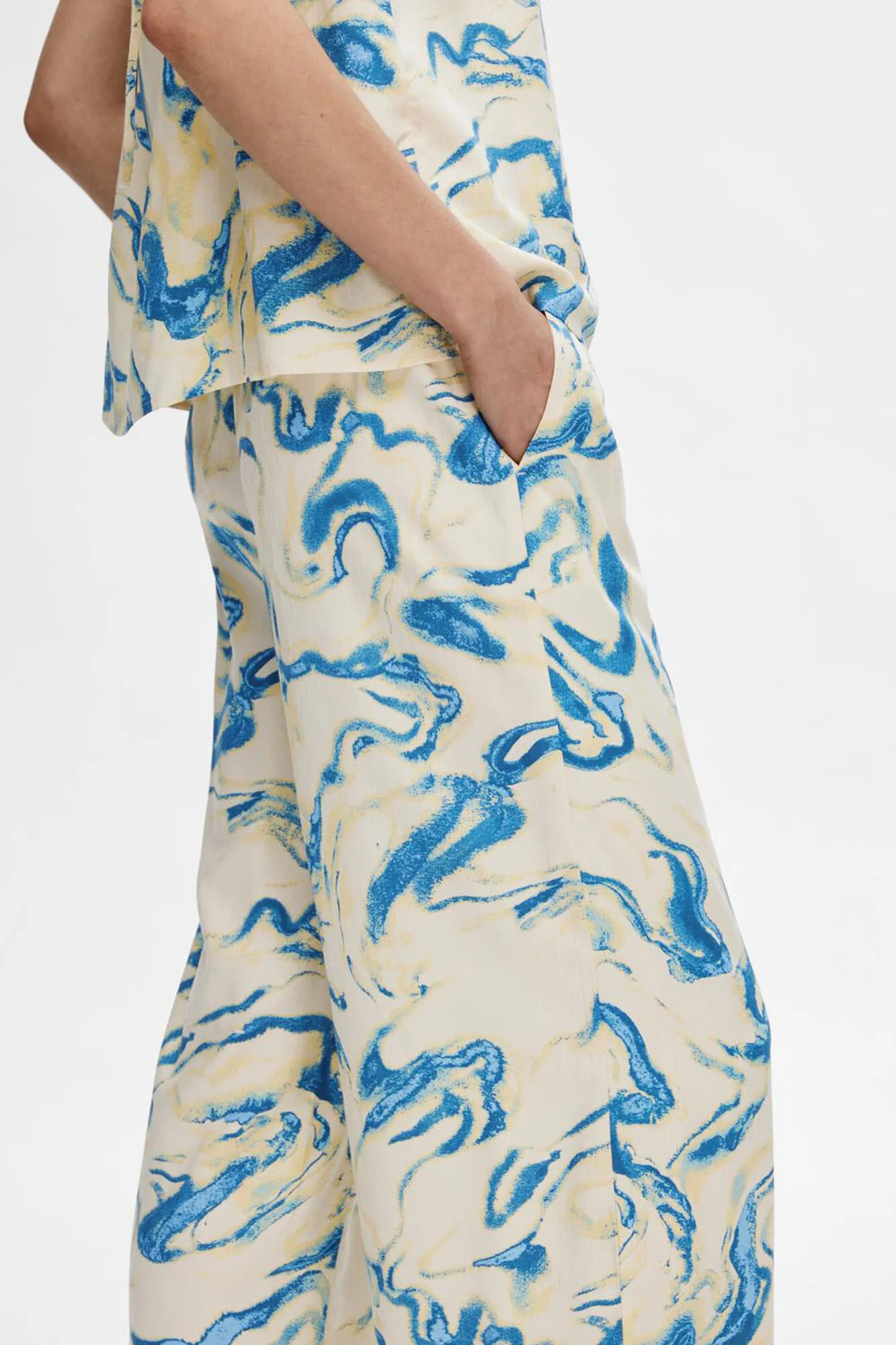 Selected Femme Pantalón ancho estampado confeccionado 100% con viscosa.