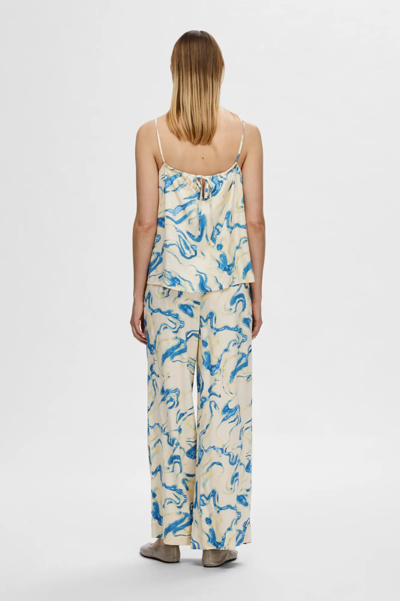 Selected Femme Pantalón ancho estampado confeccionado 100% con viscosa.