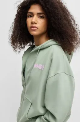 Sudadera con capucha y cremallera en felpa de algodón con estampado de temporada