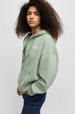 Sudadera con capucha y cremallera en felpa de algodón con estampado de temporada