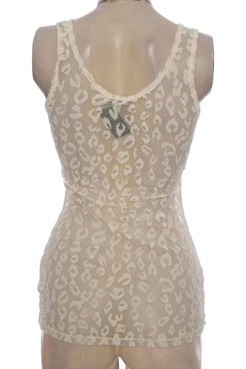 TOP / CAMISETA COLOR BEIGE  GUESS