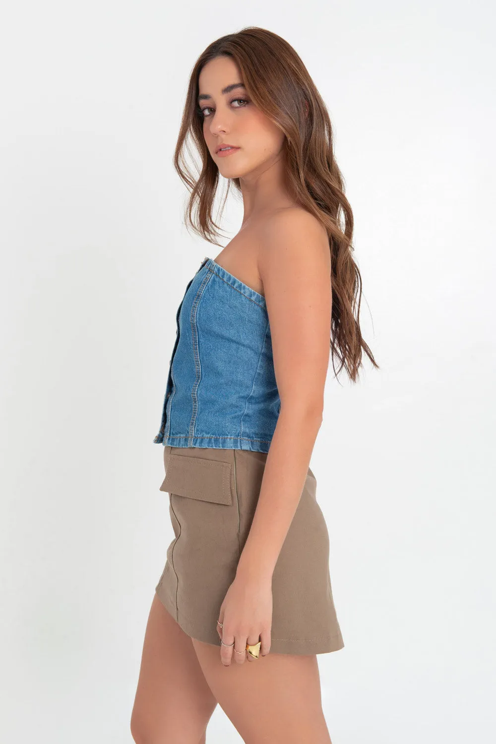 Top tubo de denim con botones contraste