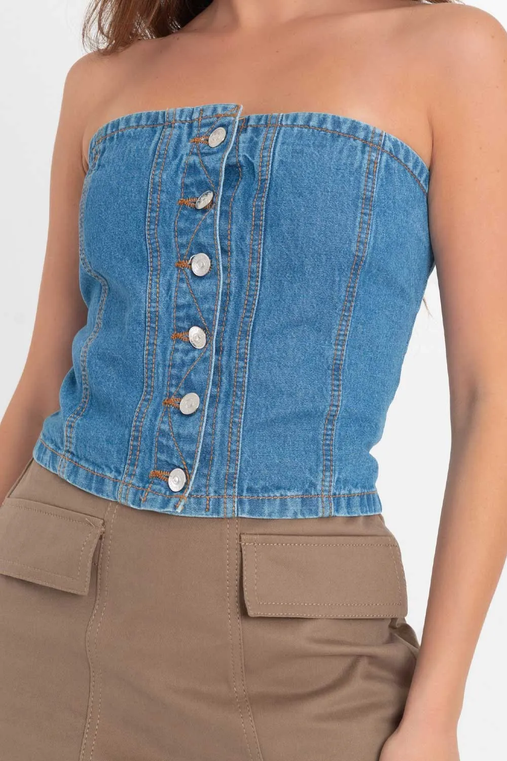 Top tubo de denim con botones contraste