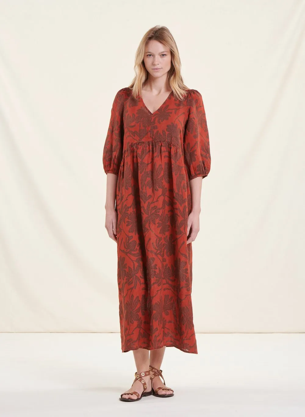 Vestido largo con cuello en V estampado en lino en marron